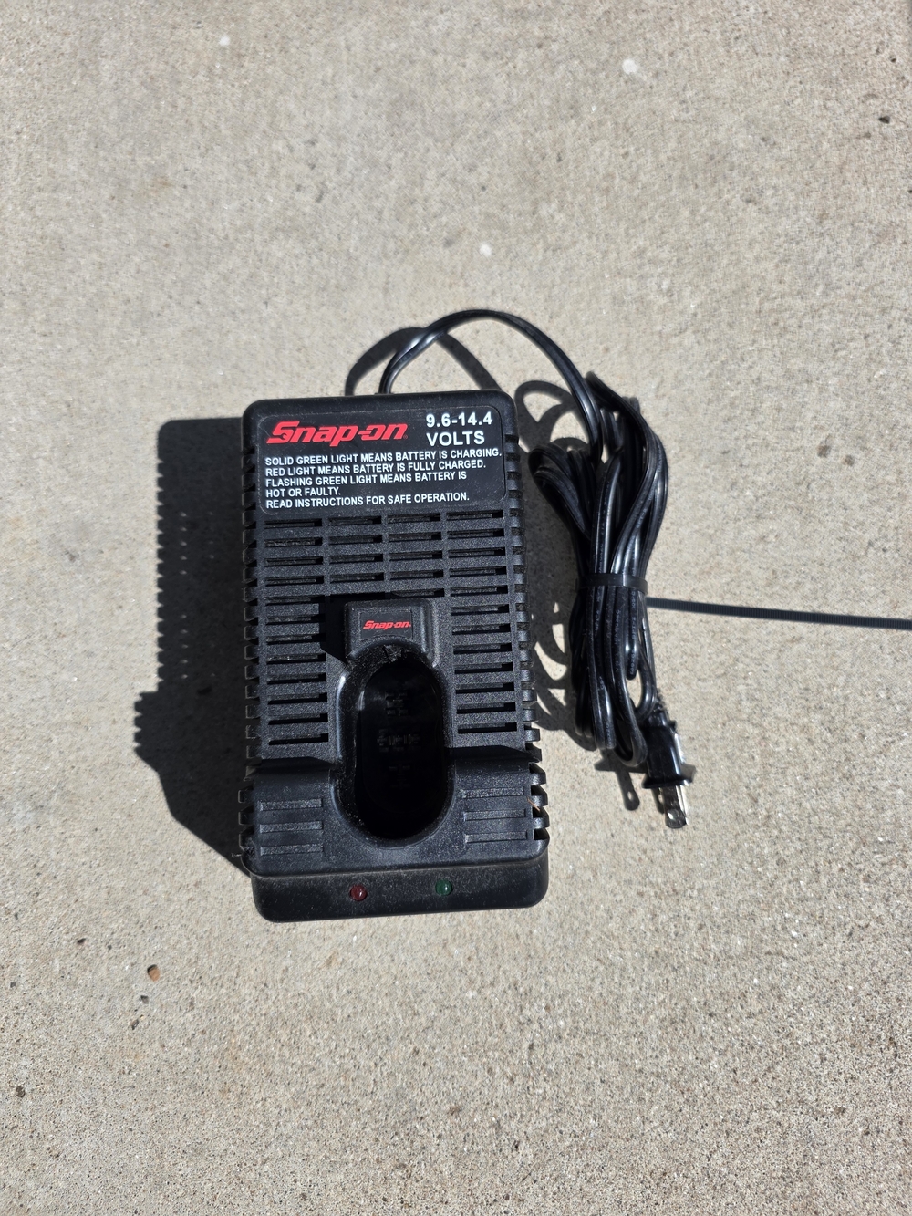Snap-on Black Battery Charger / Power Adapter